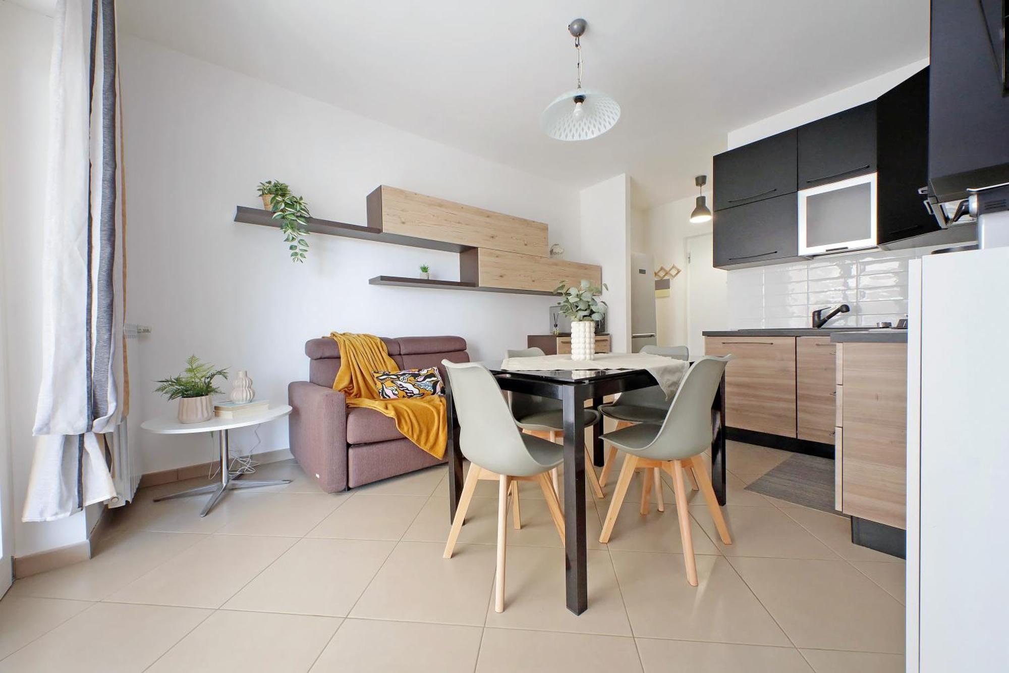 Comodo Con Terrazzo, Vicino Gemelli Rom