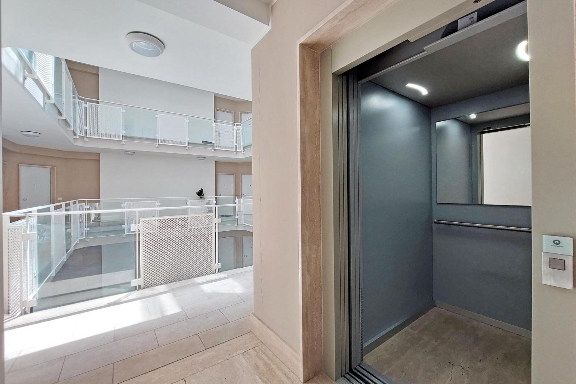 Comodo Con Terrazzo, Vicino Gemelli Lägenhet